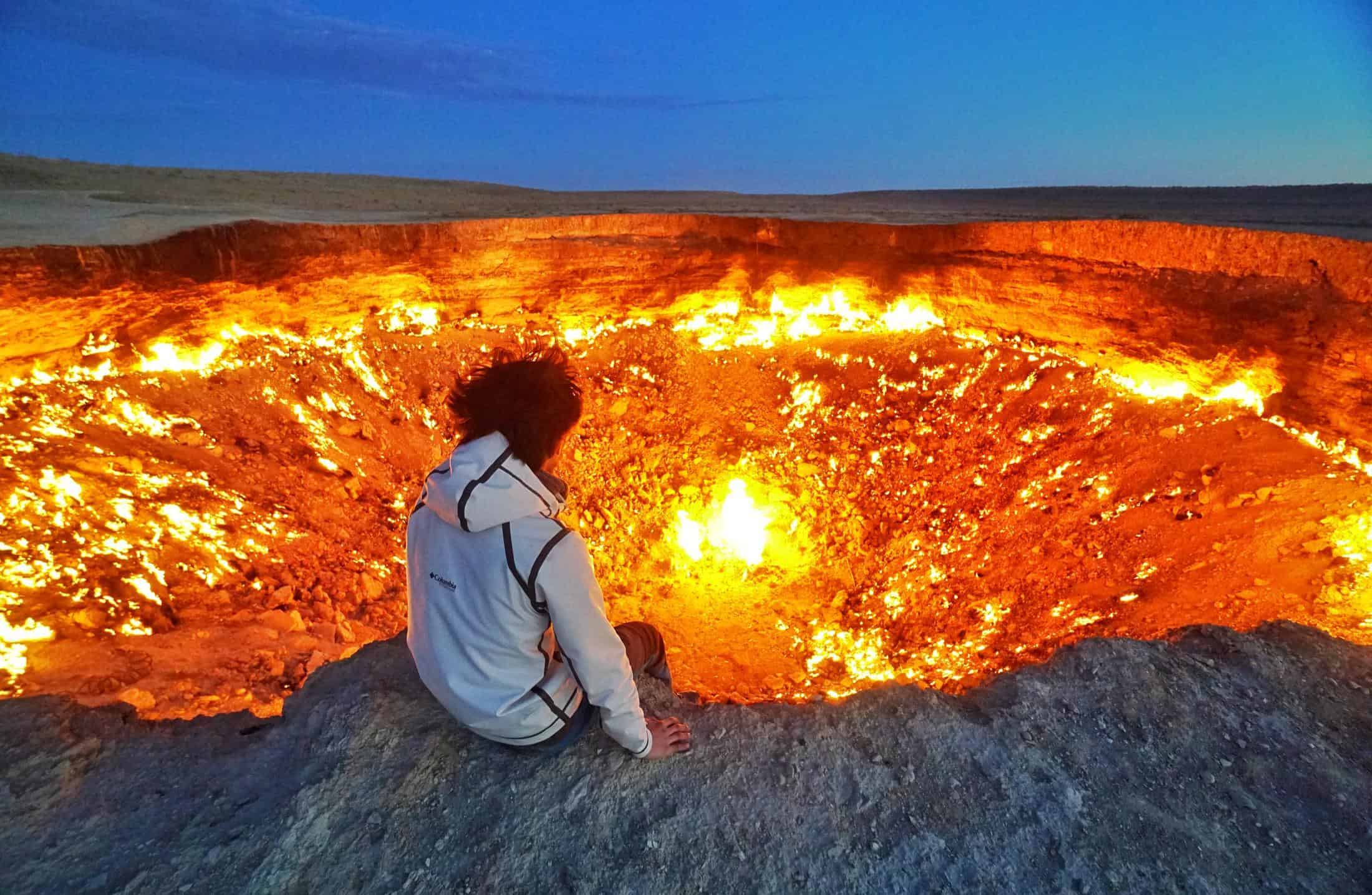 Fire on the hole. "Врата ада" (Дарваза), Туркменистан. Газовый кратер врата ада Туркменистан. Дарваза́ — газовый кратер в Туркмении. "Врата в ад", Дарваза, Туркменистан.