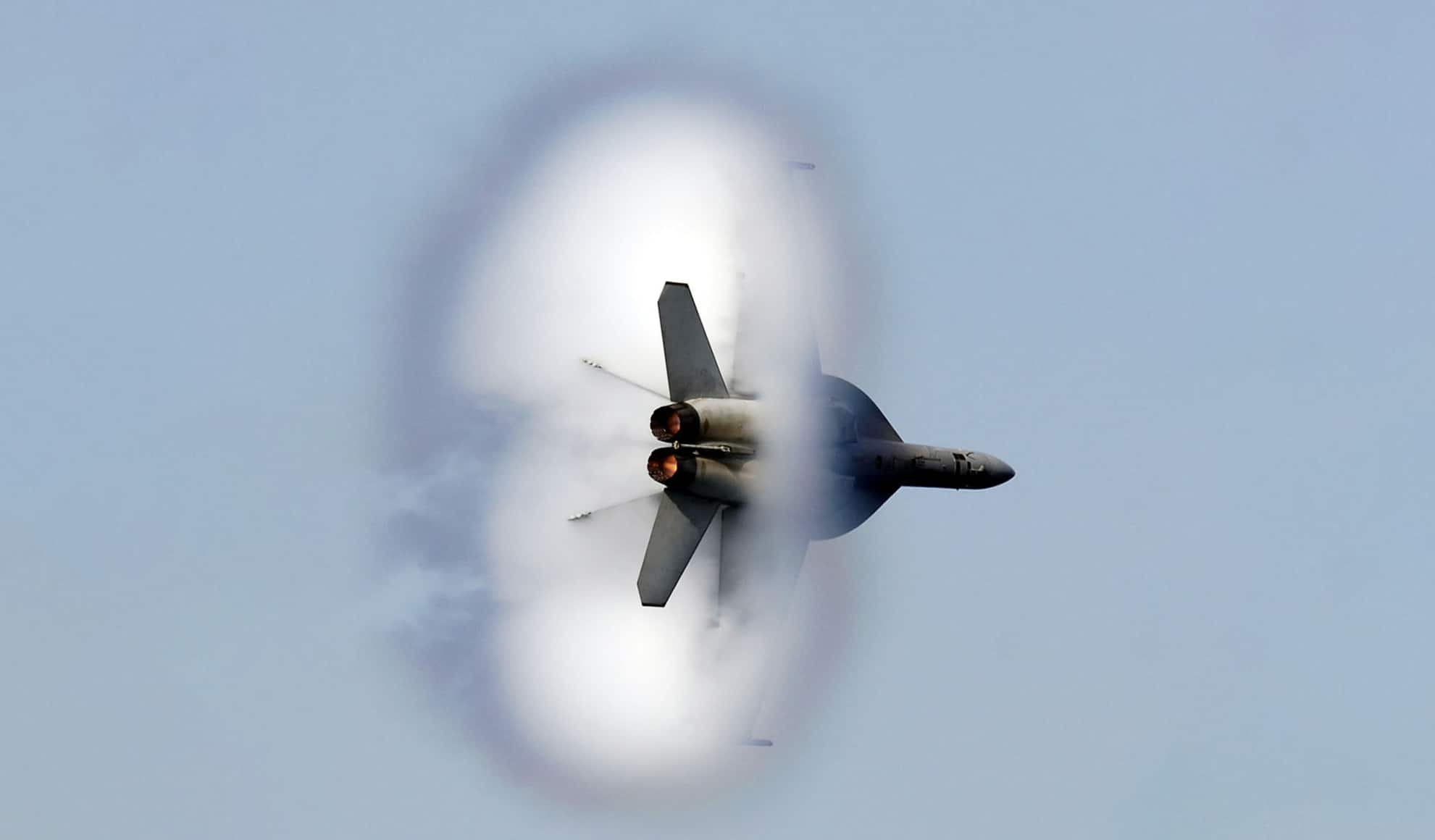 Скорость звука сверхзвукового самолета. Эффект Прандтля Глоерта Су-57. Самолет преодолевает звуковой барьер. Истребитель сверхзвук. Сверхзвуковой самолет звуковой барьер.