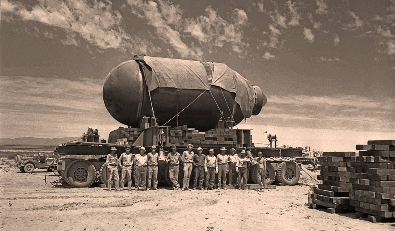 Испытания первой в мире. Тринитиатомная босб. Атомная бомба Тринити взрыв. Советская атомная бомба 1949. Первая ядерная бомба США проект.