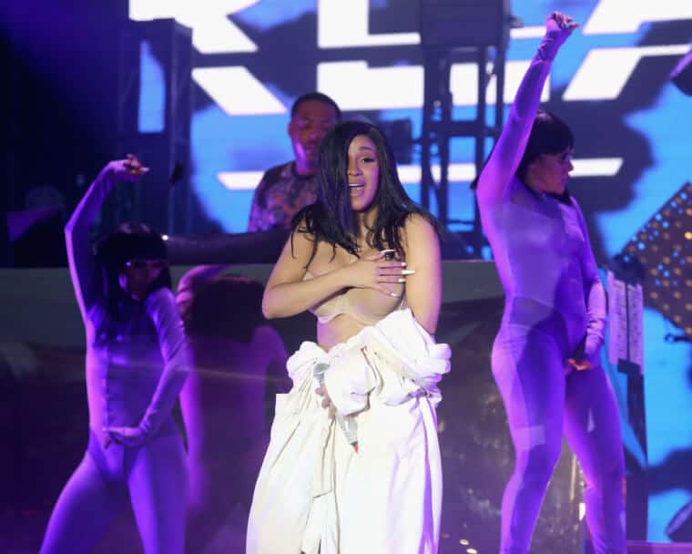 30+ Hilarious And Unexpected Celebrity Wardrobe Malfunctions That Left Us In Shock