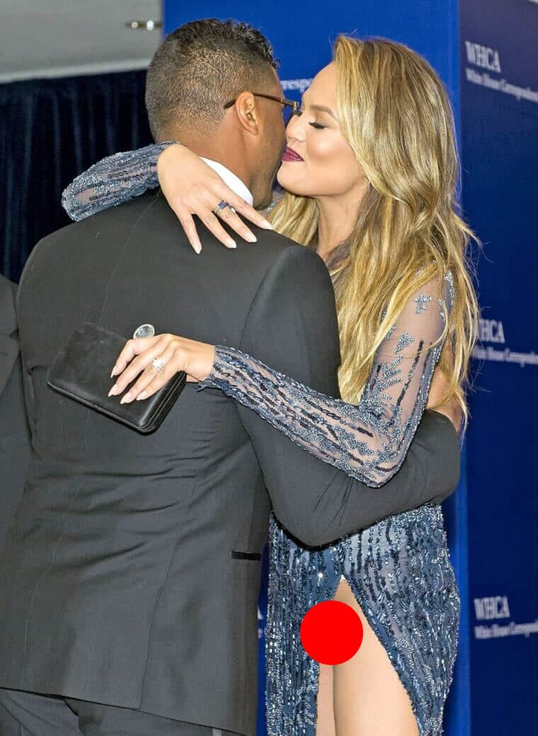 30+ Hilarious And Unexpected Celebrity Wardrobe Malfunctions That Left Us In Shock