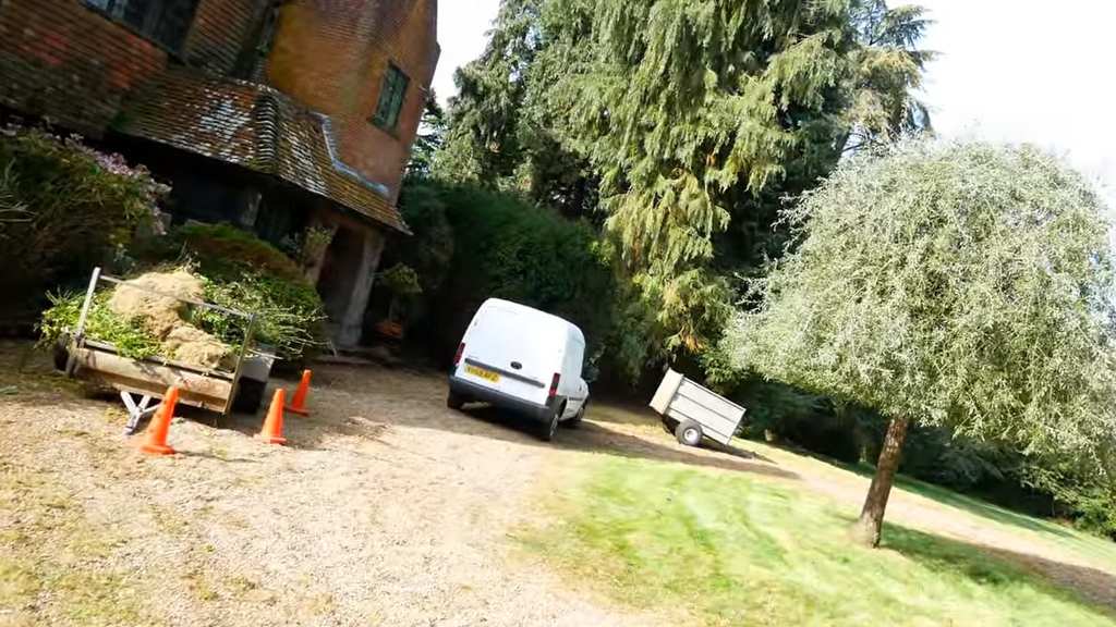 Urban Explorers Go Inside Pink Floyd’s Abandoned Mansion