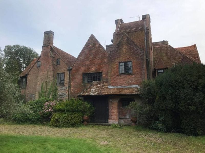 Urban Explorers Go Inside Pink Floyd’s Abandoned Mansion