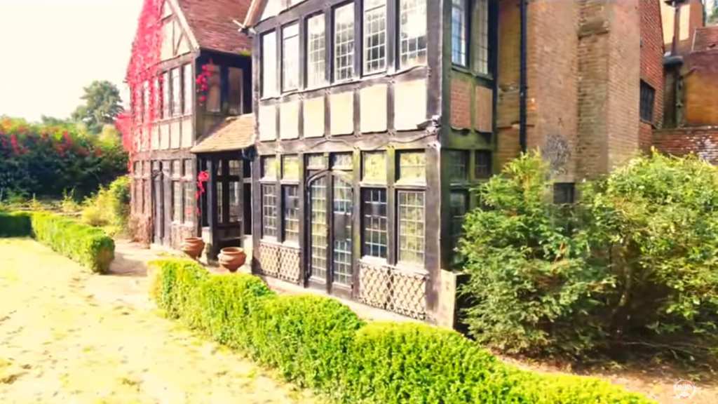 Urban Explorers Go Inside Pink Floyd’s Abandoned Mansion