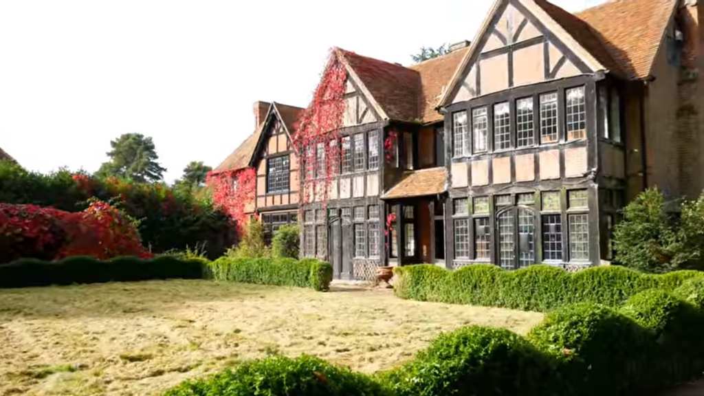 Urban Explorers Go Inside Pink Floyd’s Abandoned Mansion