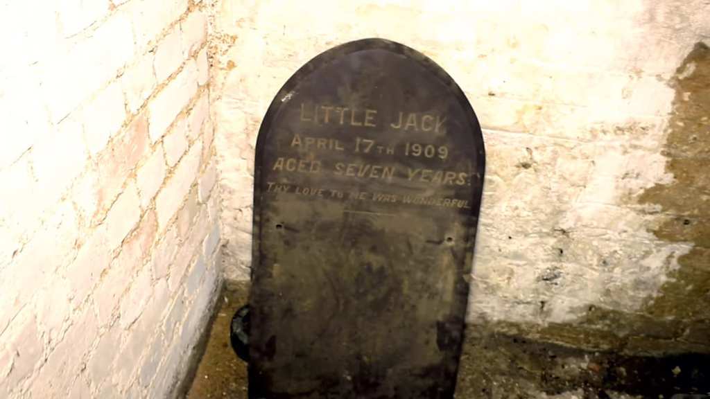 Urban Explorers Go Inside Pink Floyd’s Abandoned Mansion