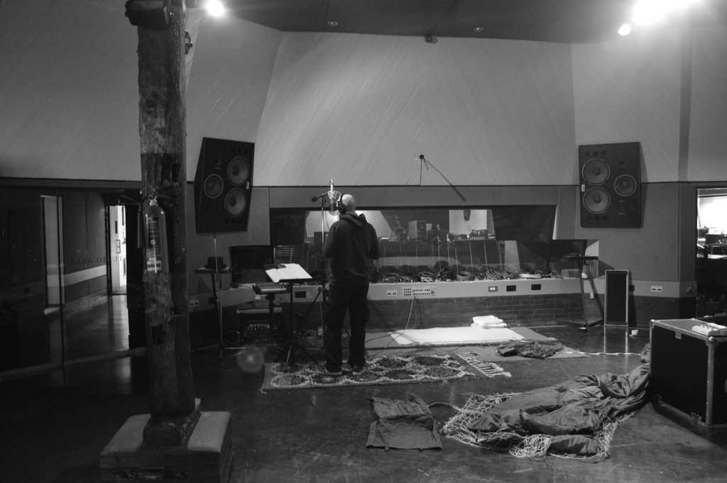 Urban Explorers Go Inside Pink Floyd’s Abandoned Mansion