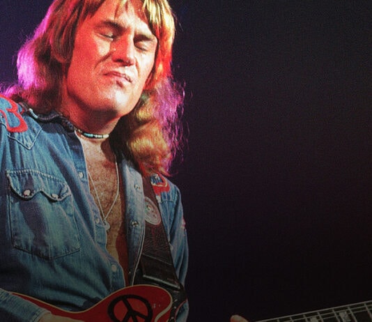 Urban Explorers Go Inside Pink Floyd’s Abandoned Mansion