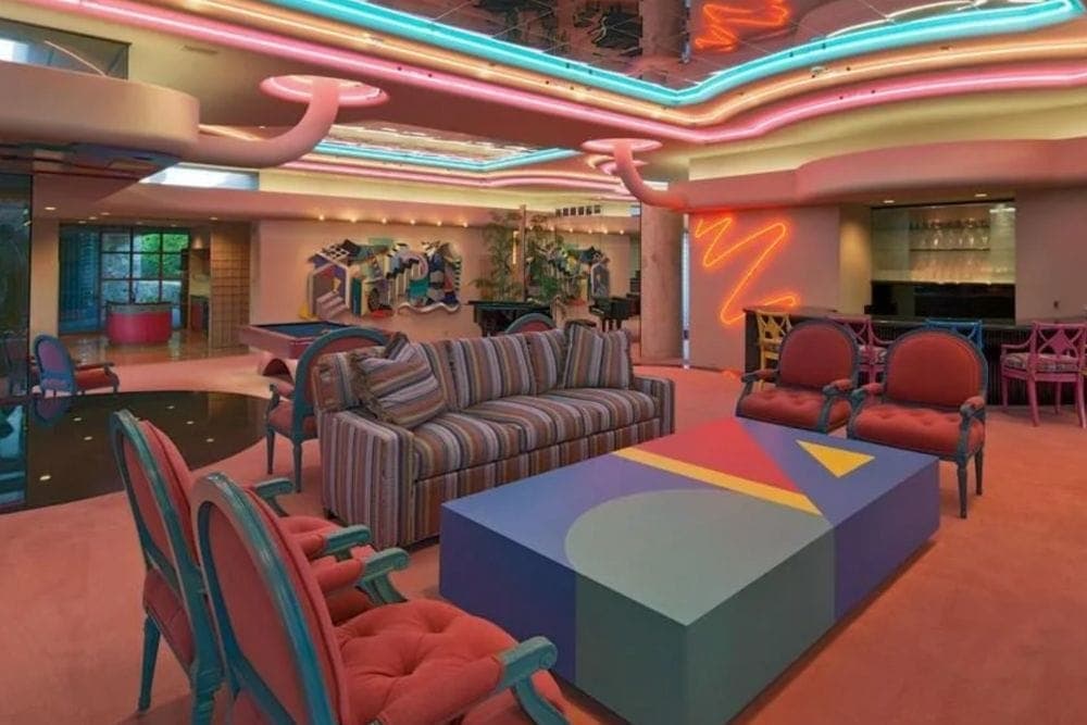 Ridiculous Photos Of Houses That Make Us Shake Our Heads In Disappointment