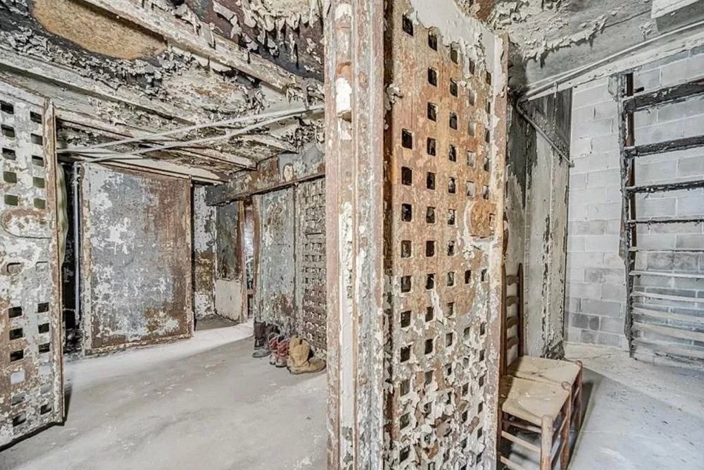 Ridiculous Photos Of Houses That Make Us Shake Our Heads In Disappointment