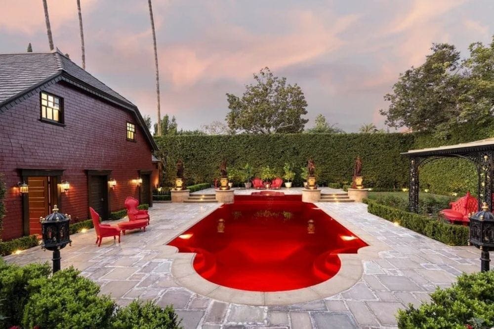 Ridiculous Photos Of Houses That Make Us Shake Our Heads In Disappointment