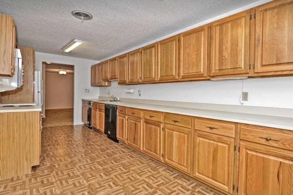 Ridiculous Photos Of Houses That Make Us Shake Our Heads In Disappointment