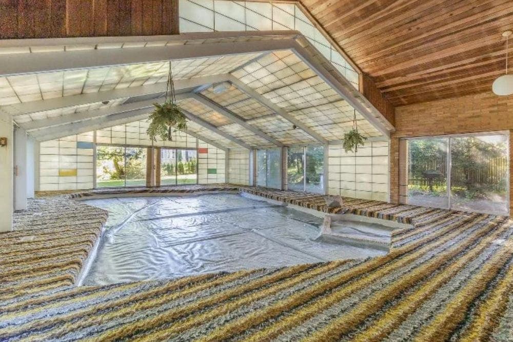 Ridiculous Photos Of Houses That Make Us Shake Our Heads In Disappointment