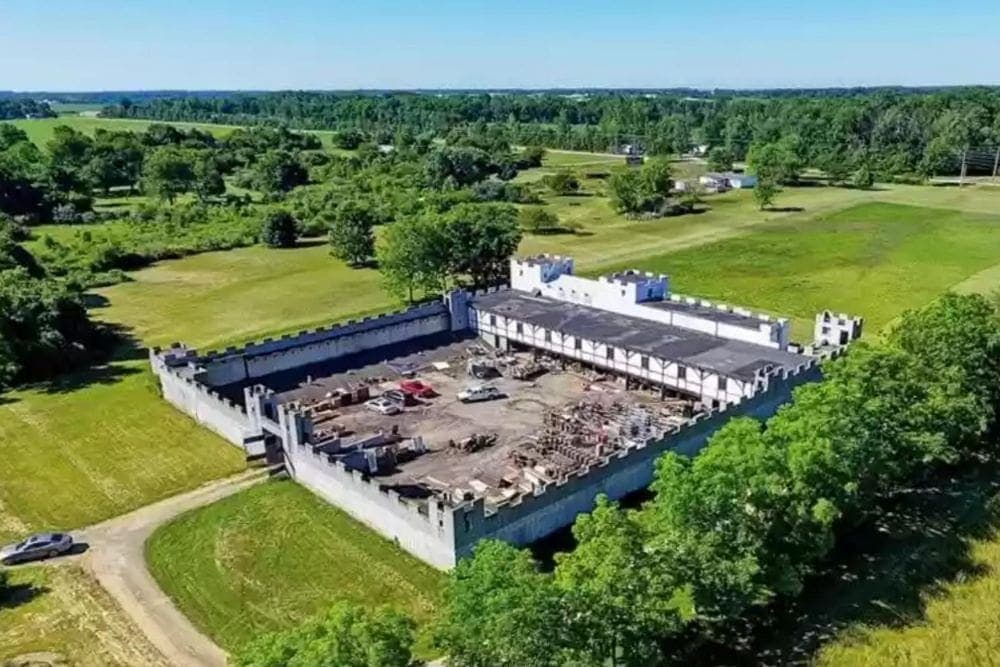 Ridiculous Photos Of Houses That Make Us Shake Our Heads In Disappointment