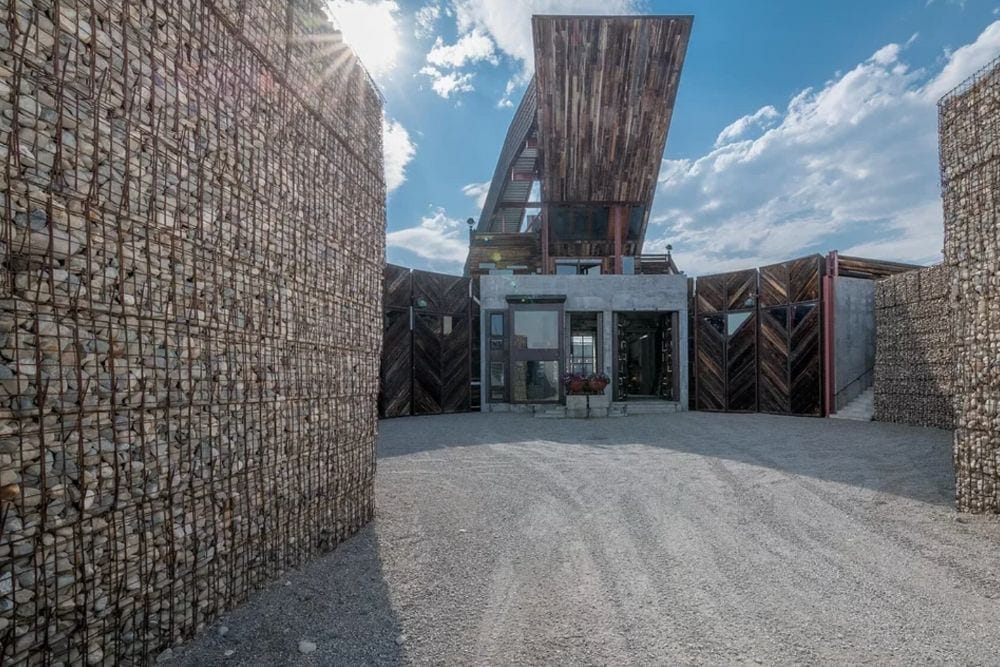 Ridiculous Photos Of Houses That Make Us Shake Our Heads In Disappointment