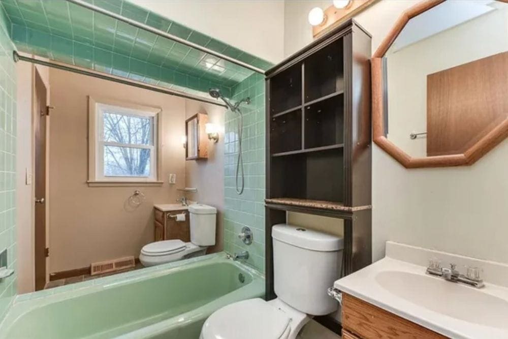 Ridiculous Photos Of Houses That Make Us Shake Our Heads In Disappointment