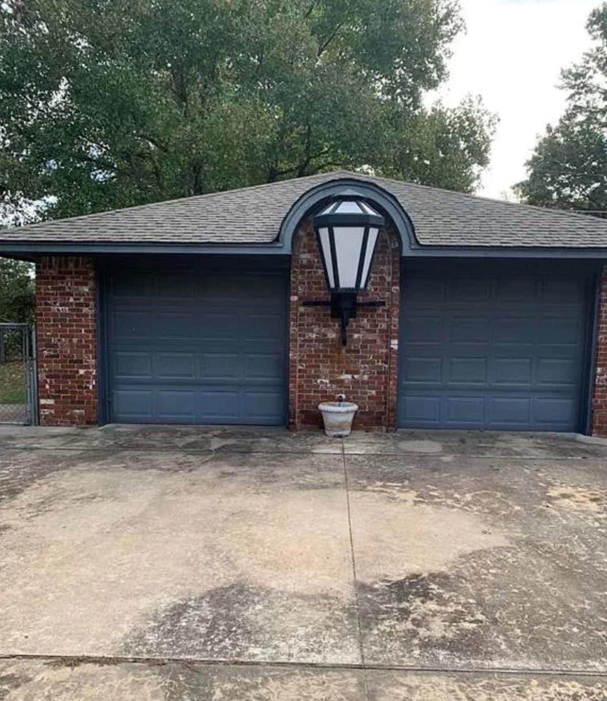 Ridiculous Photos Of Houses That Make Us Shake Our Heads In Disappointment