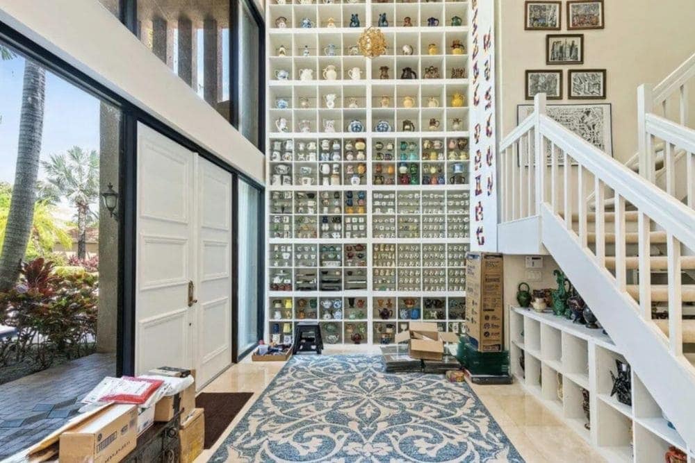 Ridiculous Photos Of Houses That Make Us Shake Our Heads In Disappointment