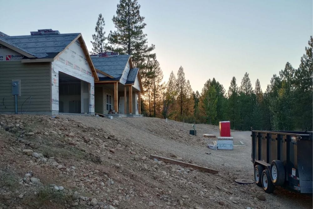 Ridiculous Photos Of Houses That Make Us Shake Our Heads In Disappointment