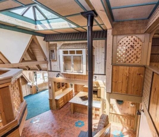 Ridiculous Photos Of Houses That Make Us Shake Our Heads In Disappointment