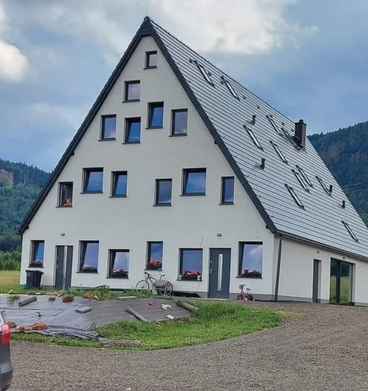 Ridiculous Photos Of Houses That Make Us Shake Our Heads In Disappointment
