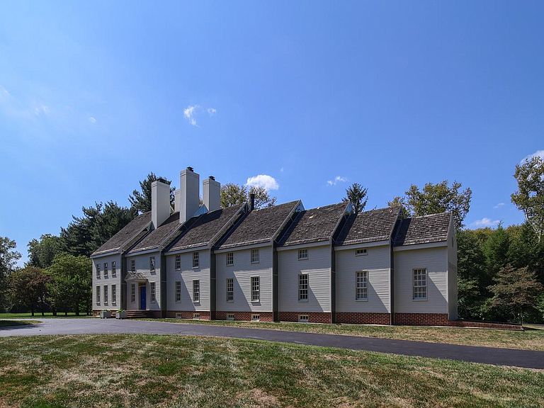 Ridiculous Photos Of Houses That Make Us Shake Our Heads In Disappointment