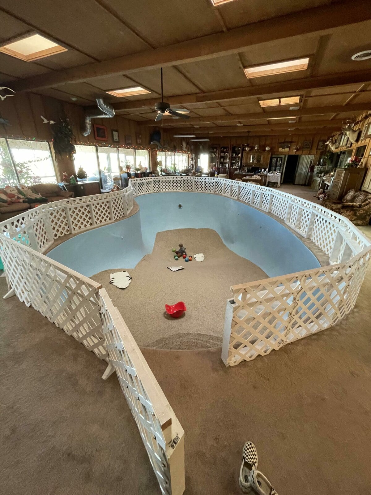 Ridiculous Photos Of Houses That Make Us Shake Our Heads In Disappointment