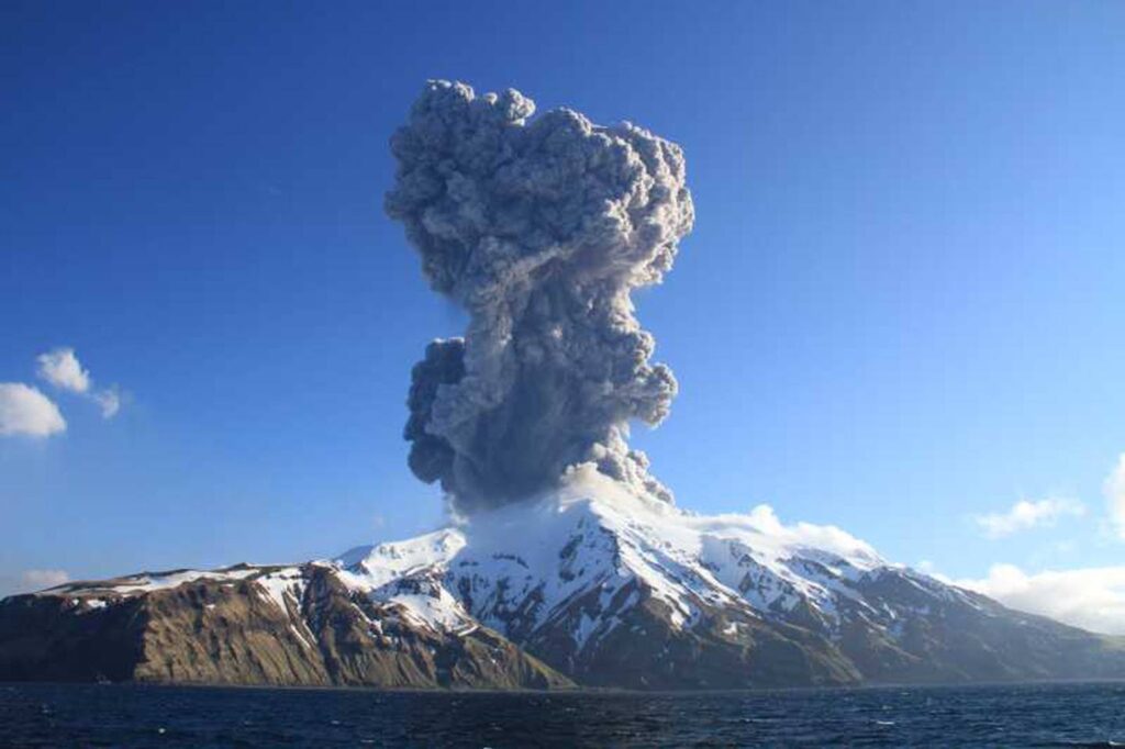 4 Major US Volcanoes Could Erupt in The Next Few Weeks, Here&#8217;s Their Status