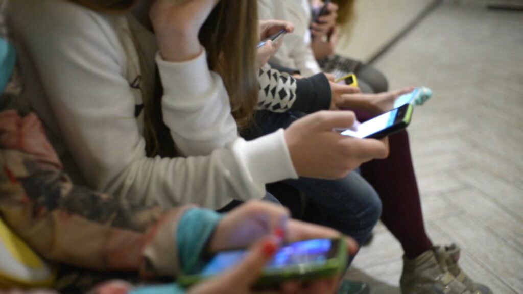 Just Look What Happens When American Schools  Ban Smartphones!