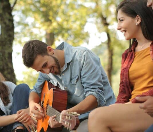 12 Friendship Hacks to Make New Connections as an Adult—and 12 You Need to Stop Doing