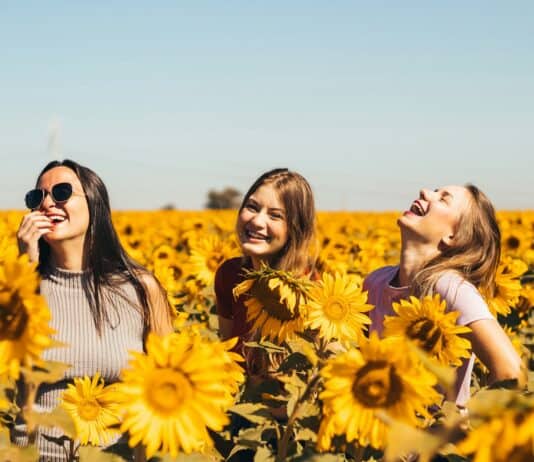 21 Ways to Be a Better Friend, According to Experts