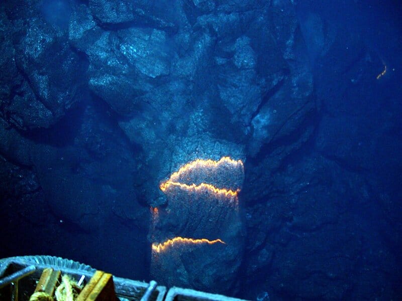 Unexpected Underwater Structures in South Pacific Offer New Clues to Plate Tectonics Dynamics