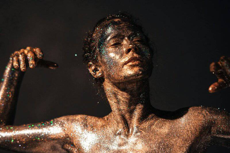 Humans Give Off a Light That Is Extinguished in Death, Study Reveals