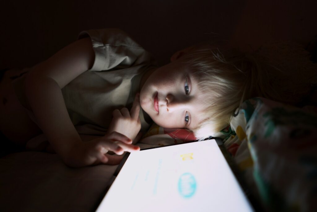 How Blue Light From Screens Affects Aging Eyes Differently Than Young Ones