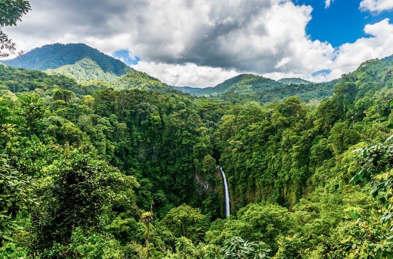 Carbon-Neutral Adventures: How Costa Rica&#8217;s Eco-Lodges Are Redefining Responsible Travel