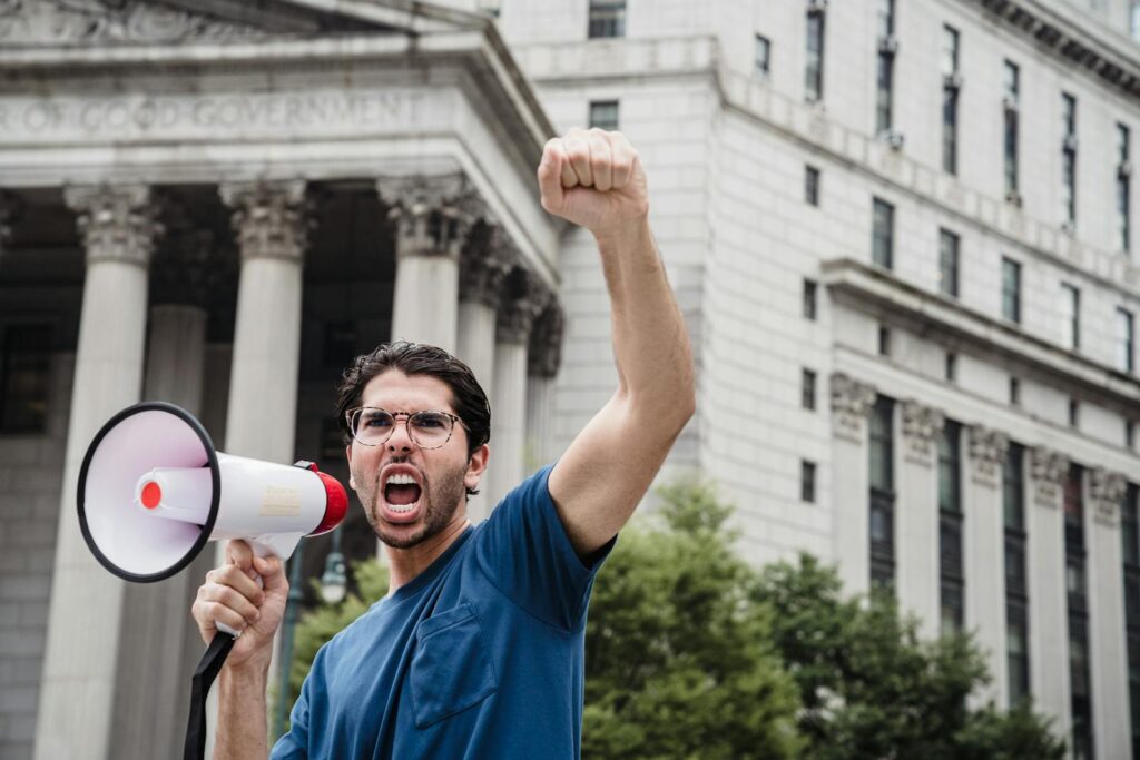 Study Finds Why Some People Are Naturally Charismatic While Others Aren&#8217;t (You Can Learn It)