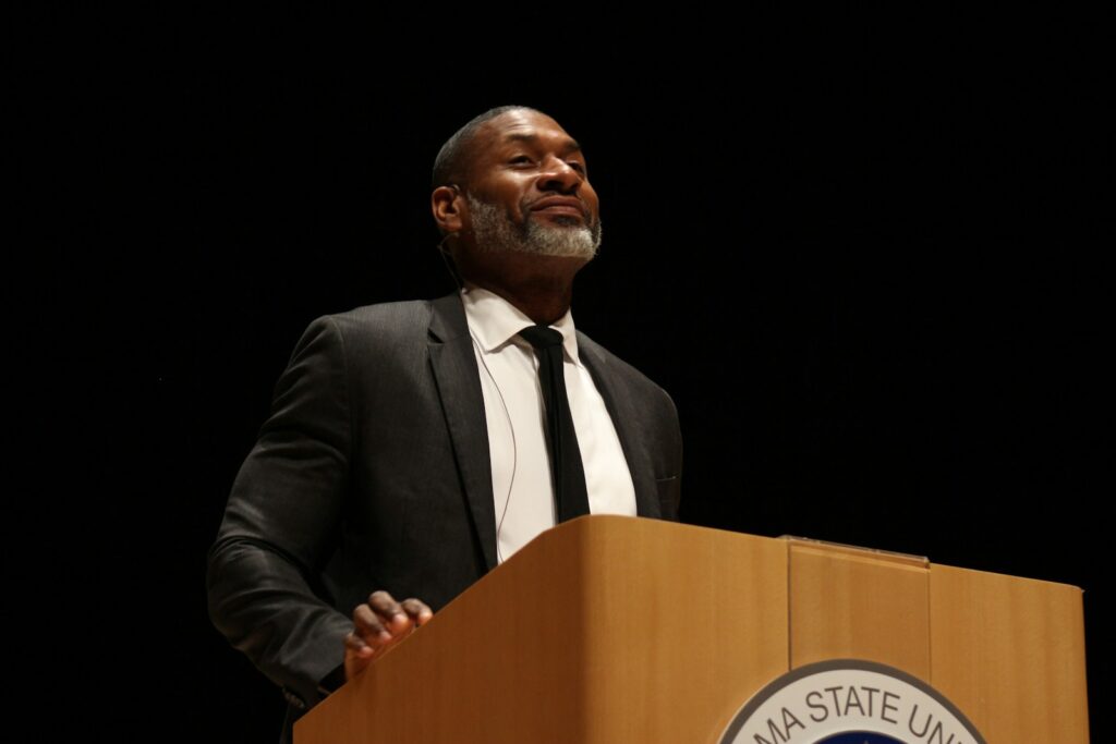 Study Finds Why Some People Are Naturally Charismatic While Others Aren&#8217;t (You Can Learn It)