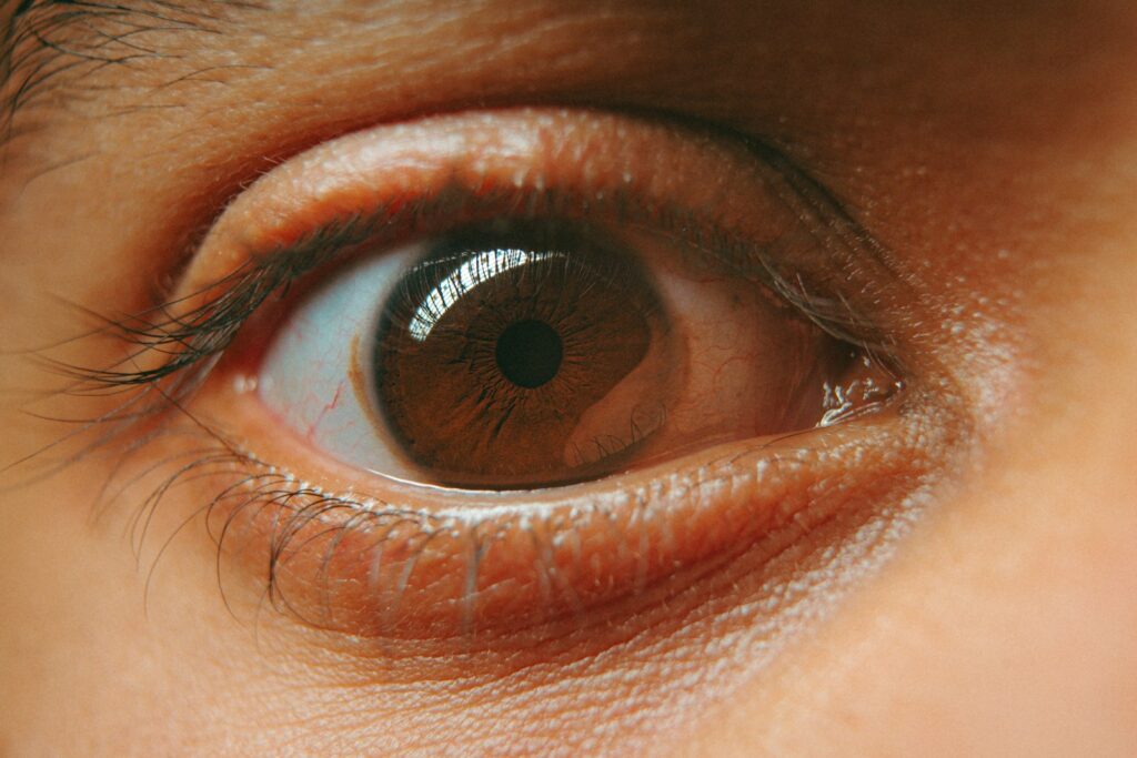 How Blue Light From Screens Affects Aging Eyes Differently Than Young Ones