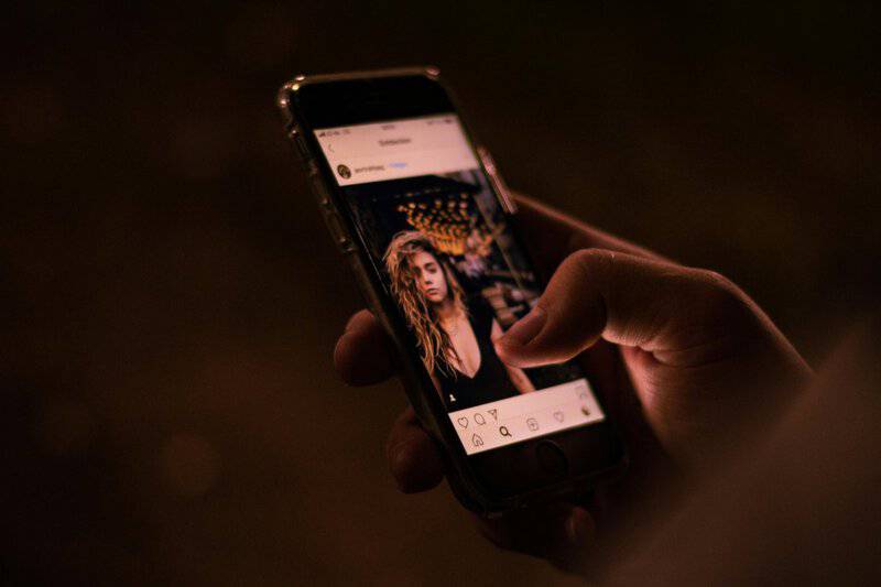 How Blue Light From Screens Affects Aging Eyes Differently Than Young Ones