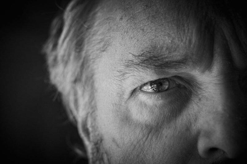 How Blue Light From Screens Affects Aging Eyes Differently Than Young Ones