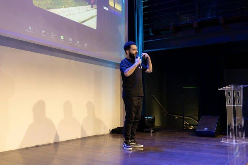 Study Finds Why Some People Are Naturally Charismatic While Others Aren&#8217;t (You Can Learn It)