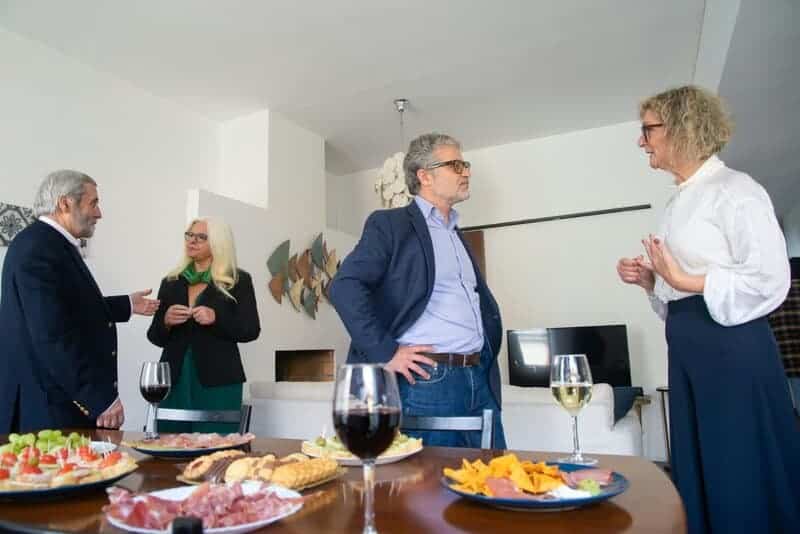 Study Finds Why Some People Are Naturally Charismatic While Others Aren&#8217;t (You Can Learn It)