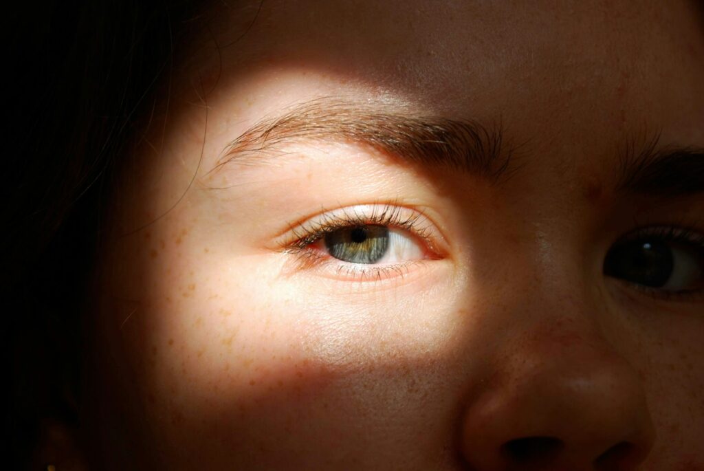 How Blue Light From Screens Affects Aging Eyes Differently Than Young Ones