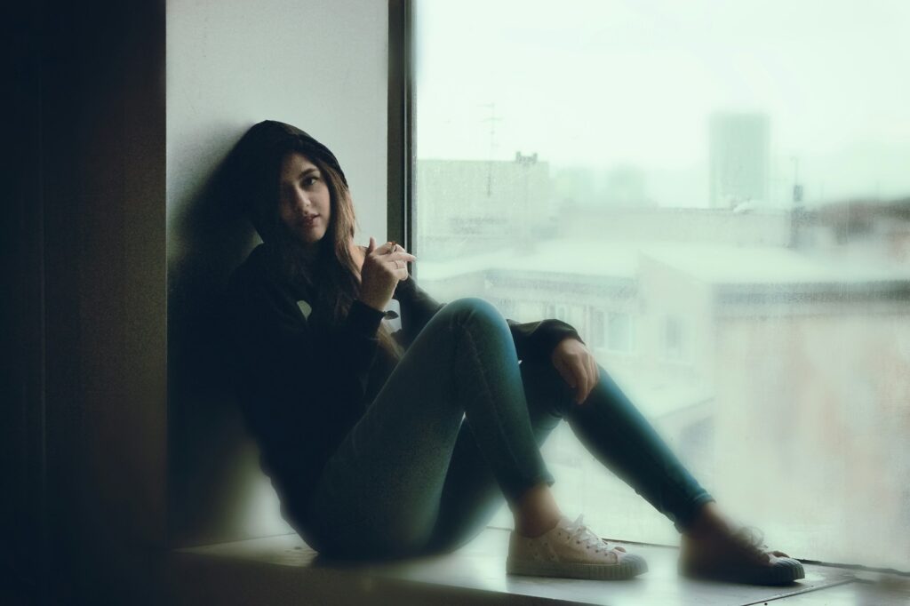 How Blue Light From Screens Affects Aging Eyes Differently Than Young Ones