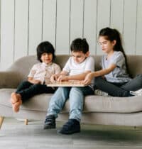 9 Surprising Studies About Why Siblings Turn Out So Different (Even With the Same Parents)