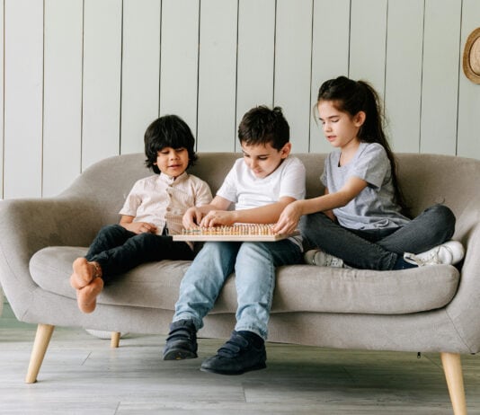 9 Surprising Studies About Why Siblings Turn Out So Different (Even With the Same Parents)