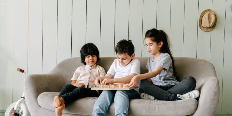 9 Surprising Studies About Why Siblings Turn Out So Different (Even With the Same Parents)