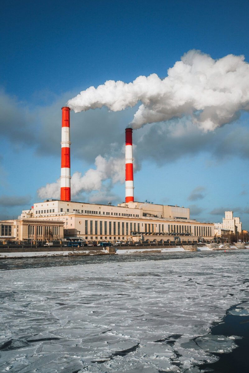 Electric Grid Resilience: Why EVs and Solar Outperform Fossil Fuels