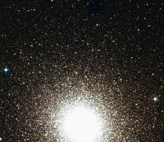Hubble Photographed 500,000 Stars in One Cluster — All Red, White, and Blue