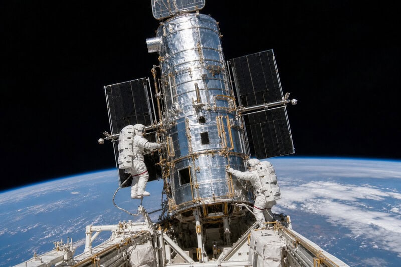 Swift Telescope Is Falling From Orbit — A $30M Robot Is Racing to Catch It